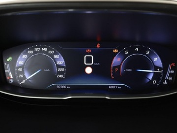 Peugeot 3008 II Crossover 1.2 PureTech 130KM 2017 Peugeot 3008 Navi Klimatyzacja Czujniki parkowania, zdjęcie 21