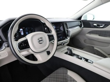 Volvo V60 II  2021 Volvo V60 mHEV automat full LED jasne wnętrze, zdjęcie 13