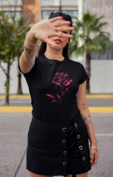 Розовая женская манатка с розой с печати