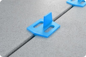 РАСПОРОЧНЫЕ КРЕСТОВИНЫ ПОМОГАЮТ ПРИ УКЛАДКЕ ПЛИТКИ ТОЛЩИНОЙ 3 ММ.