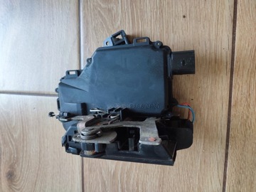 ZAMEK DRZWI PRAWY TYŁ PASSAT B5 KOMBI 3B4839016A