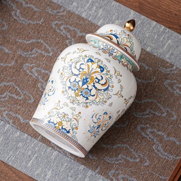 Красивая декоративная фарфоровая банка с глазурью.