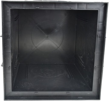 Пластиковый колодец и чугунная решетка для дренажа