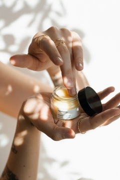 РАЗГЛАЖИВАЮЩЕЕ И УВЛАЖНЯЮЩЕЕ 100% ВЕГАНСКОЕ МАСЛО ДЛЯ СУХИХ ГУБ МАНЖЕРИНОВОЕ