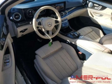 Mercedes Klasa E W213 2018 Mercedes-Benz Klasa E _E 400_W213_3.0 L_329 km_2018r 3.0 Benzyna 329KM, zdjęcie 6