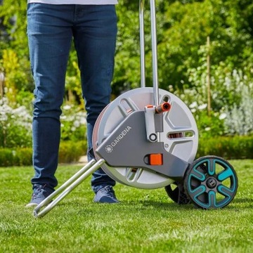 Комплект Gardena AquaRoll M Easy Metal: тележка для шланга длиной до 60 м.