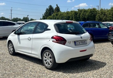 Peugeot 208 I Hatchback 5d Facelifting 1.2 PureTech 82KM 2016 Peugeot 208 2016r 1.2 Benzyna 82KM, zdjęcie 2