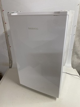Белый встраиваемый холодильник Daewoo с морозильной камерой.