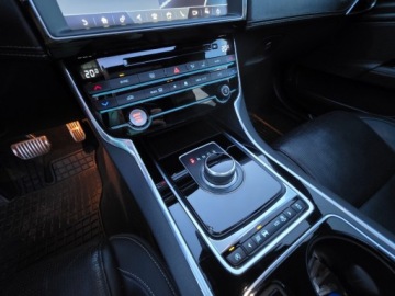 Jaguar XE Sedan 2.0 i4 180KM 2017 Jaguar XE 2.0 180PS Skora Navi Panorama Zarej.PL Gwarancja 2.0 Diesel, zdjęcie 14