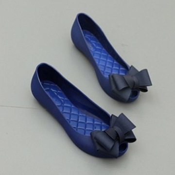 4 pary prostych butów z kokardką w kształcie motylka