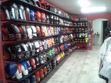 БОКСЕРСКАЯ ГРУША С РЕЗИНОВЫМИ БОТИНКАМИ, оранжевая