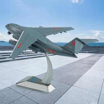 Литая из сплава модель транспортного самолета.