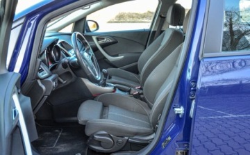 Opel Astra J Sports Tourer 2.0 CDTI ECOTEC 160KM 2010 Opel Astra 2,0CDTI (160KM) 196 tys. km Bezwypadkowy 2.0 Diesel 160KM, zdjęcie 6