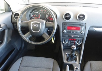 Audi A3 8P Hatchback 3d 1.6 102KM 2010 Audi A3 1.6 MPI 102KMLiftKlimatronikNiski przebieg 1.6 Benzyna 102KM, zdjęcie 20