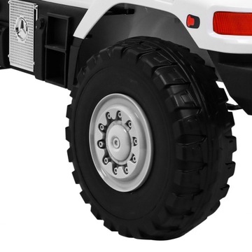 Белый автомобиль Mercedes-Benz Zetros на аккумуляторе