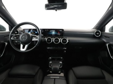 Mercedes Klasa A W177/V177 Hatchback 1.3 200 163KM 2018 Mercedes A 200 automat półskóra navi klima auto, zdjęcie 14