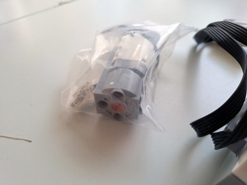 Hub Wedo 2.0 wraz z silnikiem oraz czujnikami wychylenia i ruchu