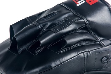 Лапы тренера, черные боксерские диски, тренировочные поплавки.