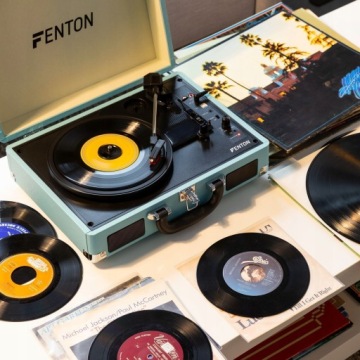 Проигрыватель Fenton с колонками в чемодане + ВИНИЛ
