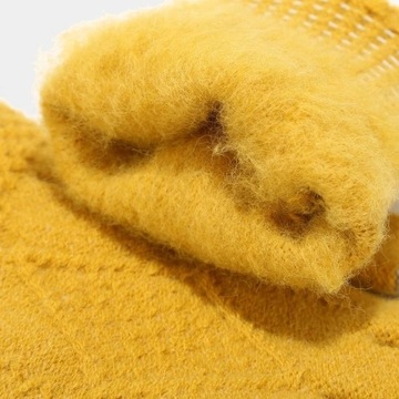 Женский комплект: шапка, перчатки и шарф.