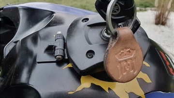 Yamaha T700 Tenere Белый шарнир крышки топливного бака