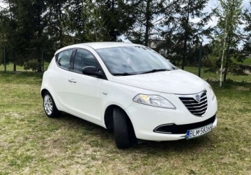 Lancia Ypsilon IV Hatchback 5d 1.3 Multijet 16v 95KM 2011 Lancia Ypsilon KLIMATYZACJA, zarejestrowany, czujniki cofania, ZERO KOROZJ, zdjęcie 3