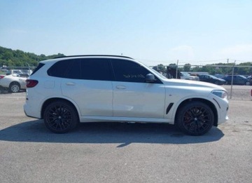 BMW X5 G05 2021 BMW X5 2021, 4.4L, 4x4, M50I, po gradobiciu, zdjęcie 3