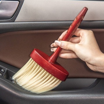 Szczotki z miękkiego włosia do usuwania kurzu z wylotu powietrza w samochodzie, czerwone