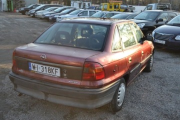 Opel Astra F Sedan 1.6 i 75KM 1998 Opel Astra BEMOWO 1998 rok produkcji, 1.6 benzyna KOMIS TYSIAK, zdjęcie 2