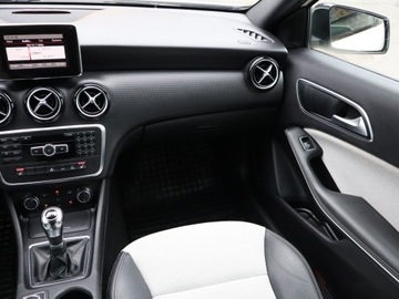Mercedes Klasa A W176 Hatchback 5d 1.6 180 BlueEFFICIENCY 122KM 2012 Mercedes A A 180, Skóra, Navi, Xenon, Bi-Xenon, zdjęcie 7