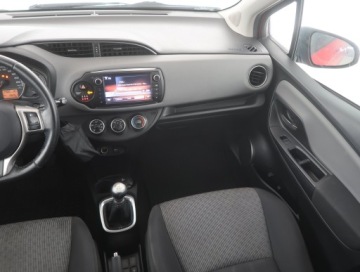 Toyota Yaris III Hatchback 5d Facelifting 1.33 Dual VVT-i 99KM 2015 Toyota Yaris 1.33 Dual VVT-i, Salon Polska, Klima, zdjęcie 7