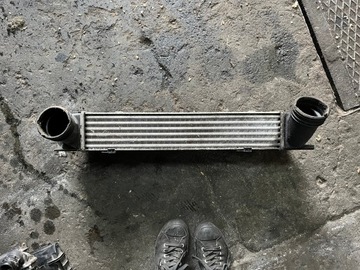 284 BMW E90 X1 E87 CHLADIČ VZDUCHU INTERCOOLER