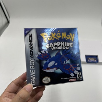 В комплект игры Pokemon Sapphire GBA входят коробки.