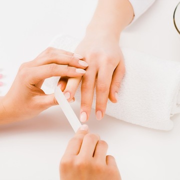 Щетка для удаления пыли с фиолетовой ручкой.