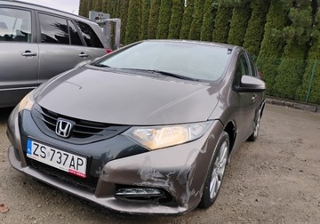 Honda Civic IX Hatchback 5d 1.8 i-VTEC 142KM 2013 Honda Civic 2013r, SALON POLSKA. 1.8 Benzyna. Lekko uszkodzony lewy bok. J, zdjęcie 1