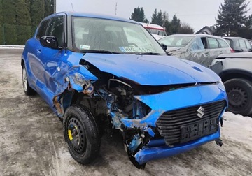 Suzuki Swift VI Hatchback 1.2 DualJet 90KM 2020 Suzuki Swift 2020r, SALON POLSKA. Uszkodzony prawy przod. Pali. 1.2 90KM, zdjęcie 1