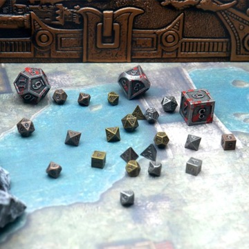 КРОШЕЧНЫЙ НАБОР ИЗ 7 МЕТАЛЛИЧЕСКИХ КУБИКОВ ХОББИТОНА + СЕРЕБРЯНЫЙ БРЕЛОК ДЛЯ БРЕЛОКОВ