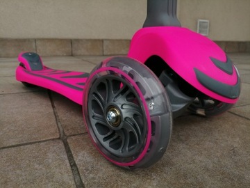 Надежный трехколесный светодиодный самокат для детей! Boogie Pink 3+ РОЗОВОЕ КАЧЕСТВО