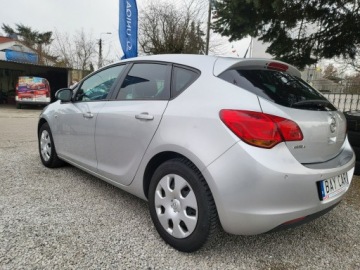 Opel Astra J Hatchback 5d 1.6 Twinport ECOTEC 115KM 2011 Opel Astra 1.6 115 KM 100% Przebieg 105 Tyś km, zdjęcie 6