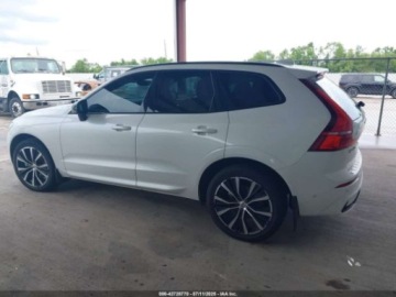 Volvo XC60 II 2023 Volvo XC 60 B5 Plus Dark Theme 2023 2.0l 2.0 Benzyna 247KM, zdjęcie 2