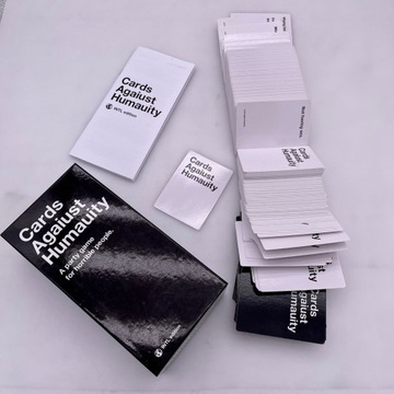Cards Against Humanity — международное издание карточной игры на английском языке.