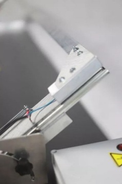 МАШИНА ДЛЯ РЕЗИСТНОЙ ГИЛЬОТИНЫ ДЛЯ ПЕНОСТРОЕНИЯ 102c