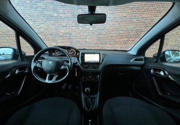 Peugeot 208 I Hatchback 5d Facelifting 1.2 PureTech 82KM 2017 Peugeot 208 Nawigacja Niski Przebieg Alu Gwarancja w cenie Warszawa VRVD, zdjęcie 4
