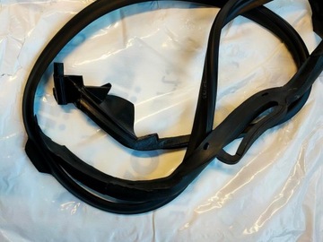 Уплотнитель двери Mercedes C126 купе