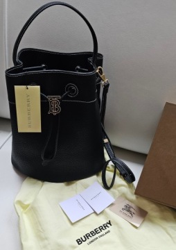 Замечательная черная сумочка из натуральной кожи.