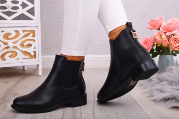 ЧЕРНЫЕ ЖЕНСКИЕ БОТИНКИ, НА ПЛОСКОЙ ПЛАНЕ, НА МОЛНИИ