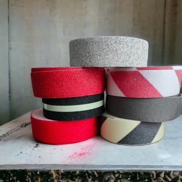 Белая противоскользящая лента MARBLE для лестниц.