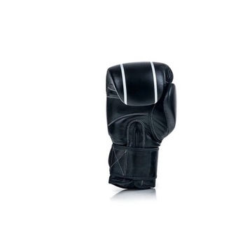 Черные кожаные боксерские перчатки для соревнований.