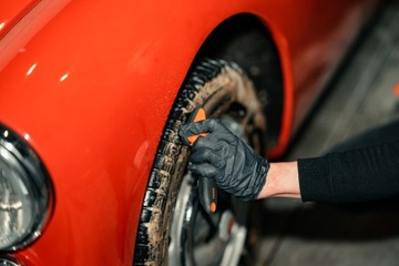 Прочная щетка ADBL TIRE BRUSH для чистки шин и резиновых дворников.