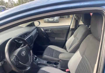 Toyota Auris II Hatchback 5d Facelifting 1.8 Hybrid 136KM 2015 Toyota Auris 1.8 VVT-i Hybrid 2015r po liftingu navi kamera 1.8 Hybryda, zdjęcie 5